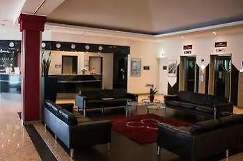Ramada By Wyndham מלון